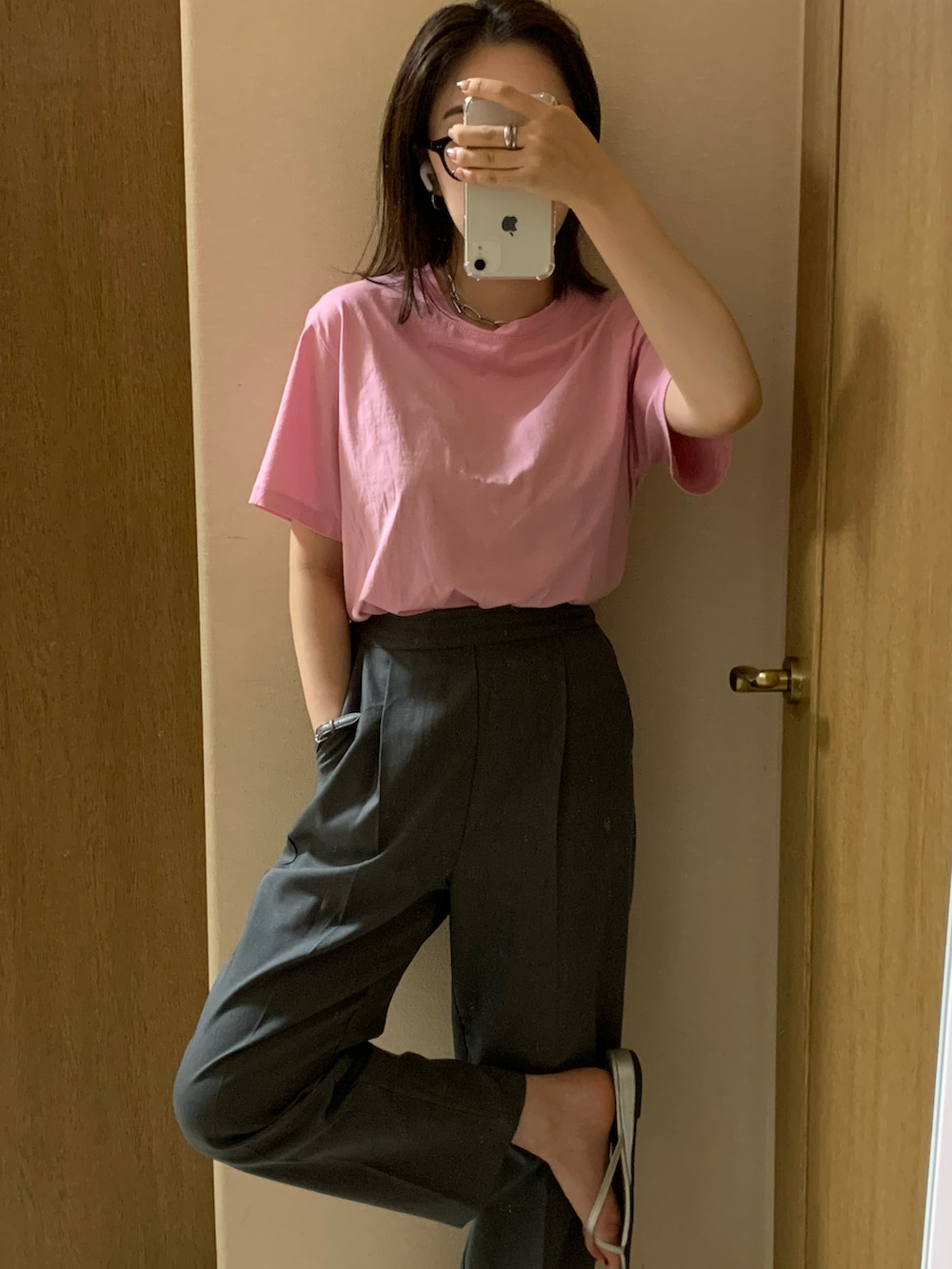 ピンク系のTシャツ/カットソー、グレー系のスラックス、シルバー系のサンダルを着用したレディースの夏コーディネートの2枚目の写真