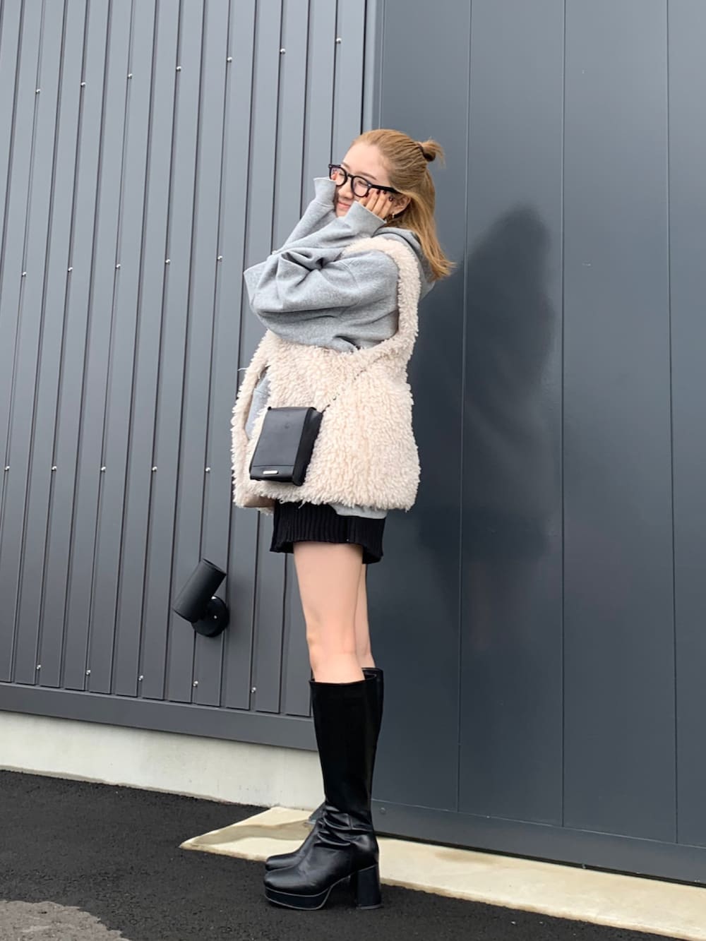 ブラック系のブーツ、ブラック系のその他パンツ、ベージュ系のジャケット/アウターを着用したレディースの秋コーディネートの2枚目の写真