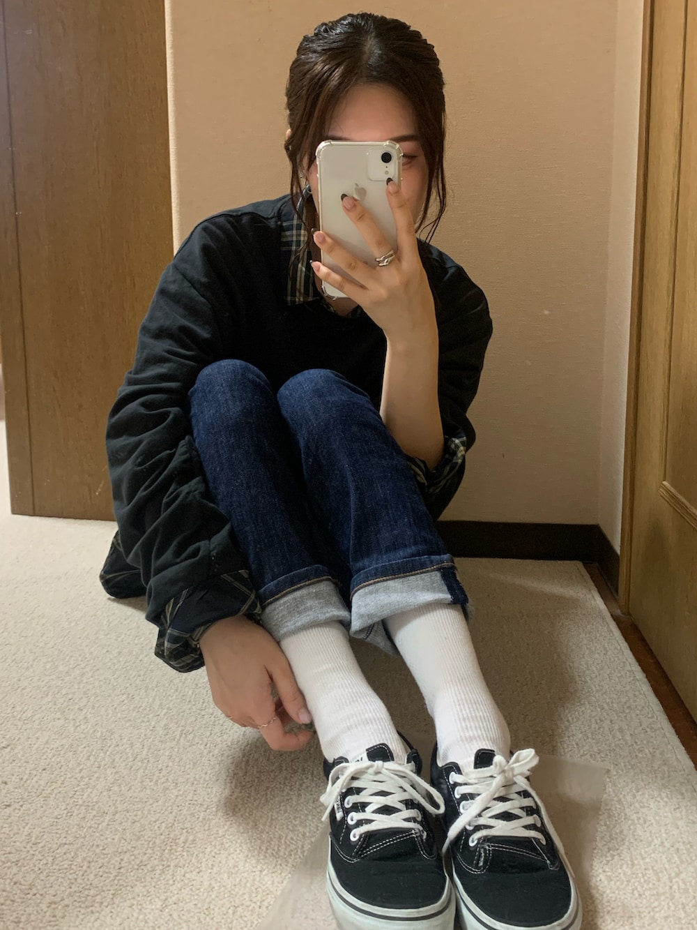 ブラック系のTシャツ/カットソー、ブルー系のシャツ/ブラウス、ブルー系のデニムパンツを着用したレディースの秋コーディネートの5枚目の写真