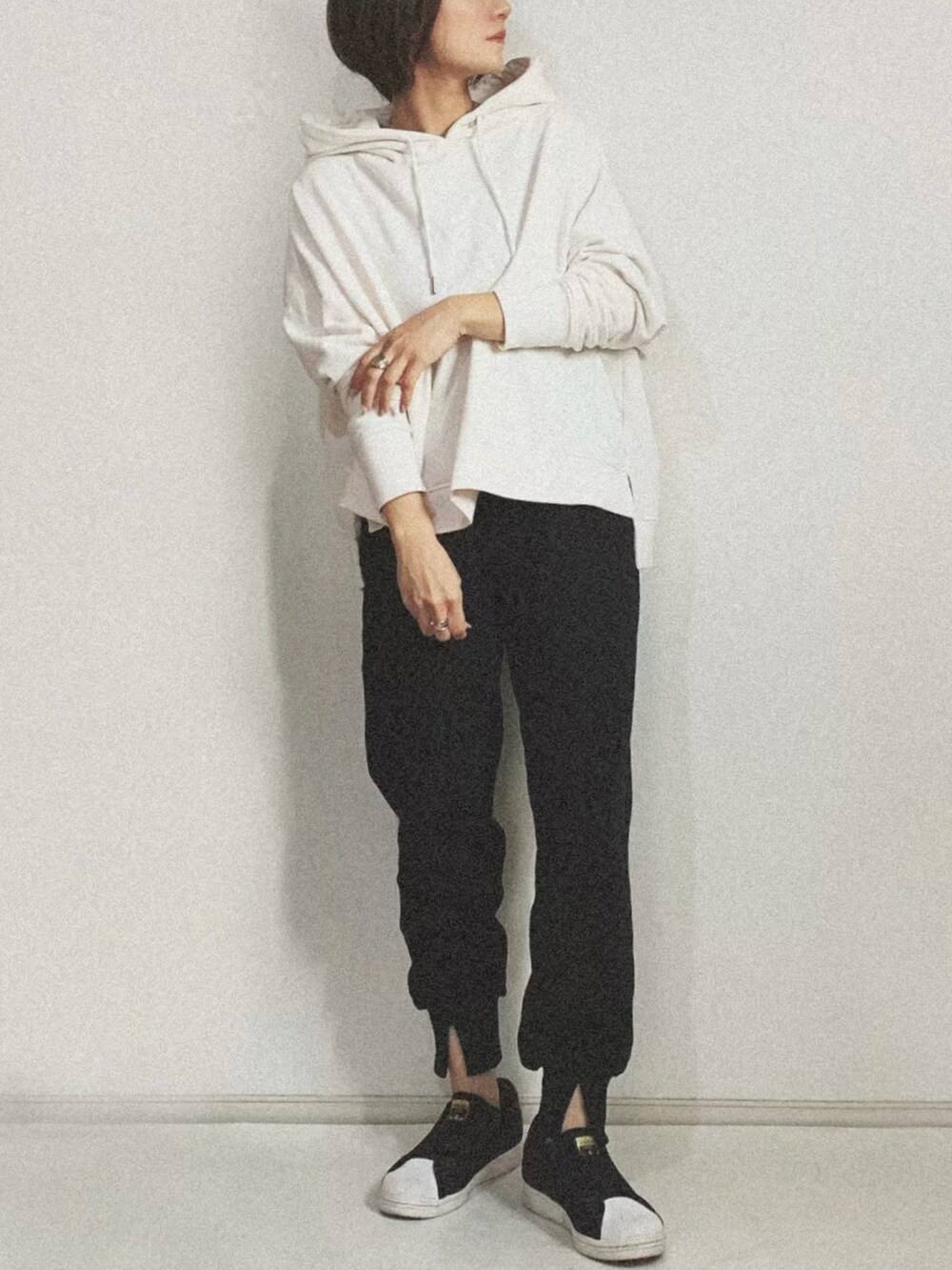 ブラック系のショルダーバッグ、ブラック系のその他パンツ、ブラック系のローファーを着用したレディースの冬コーディネートの3枚目の写真