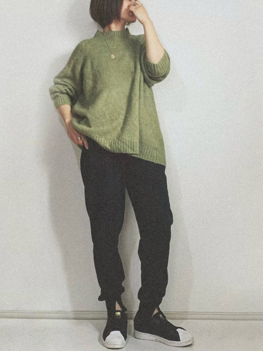 ブラック系のショルダーバッグ、ブラック系のその他パンツ、ブラック系のローファーを着用したレディースの冬コーディネートの2枚目の写真