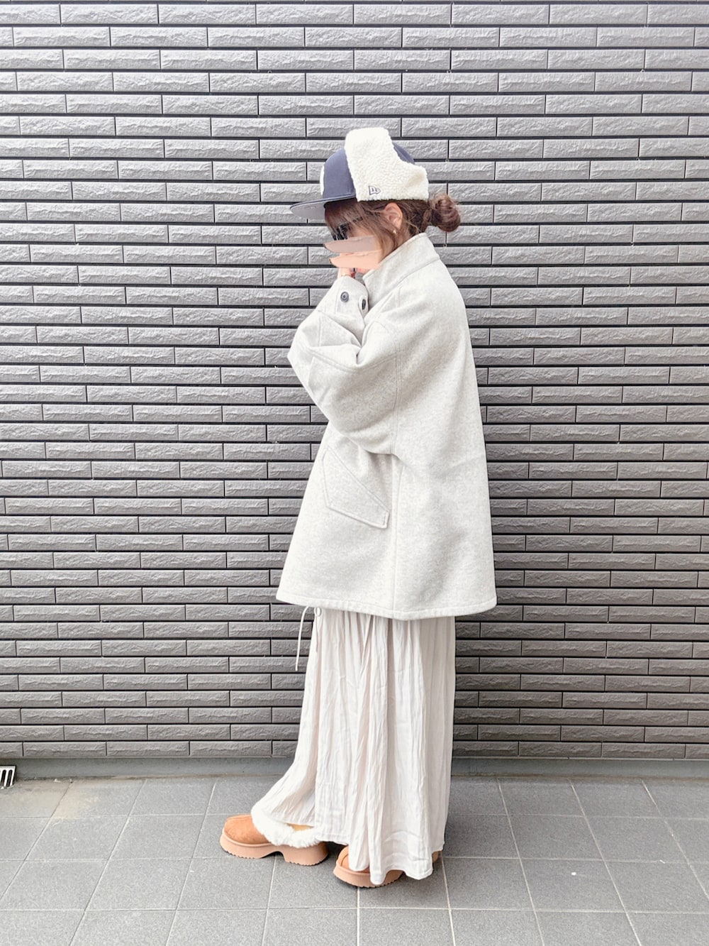 ブラウン系のショルダーバッグ、ホワイト系のモッズコート、ホワイト系のその他パンツを着用したレディースの秋コーディネートの3枚目の写真