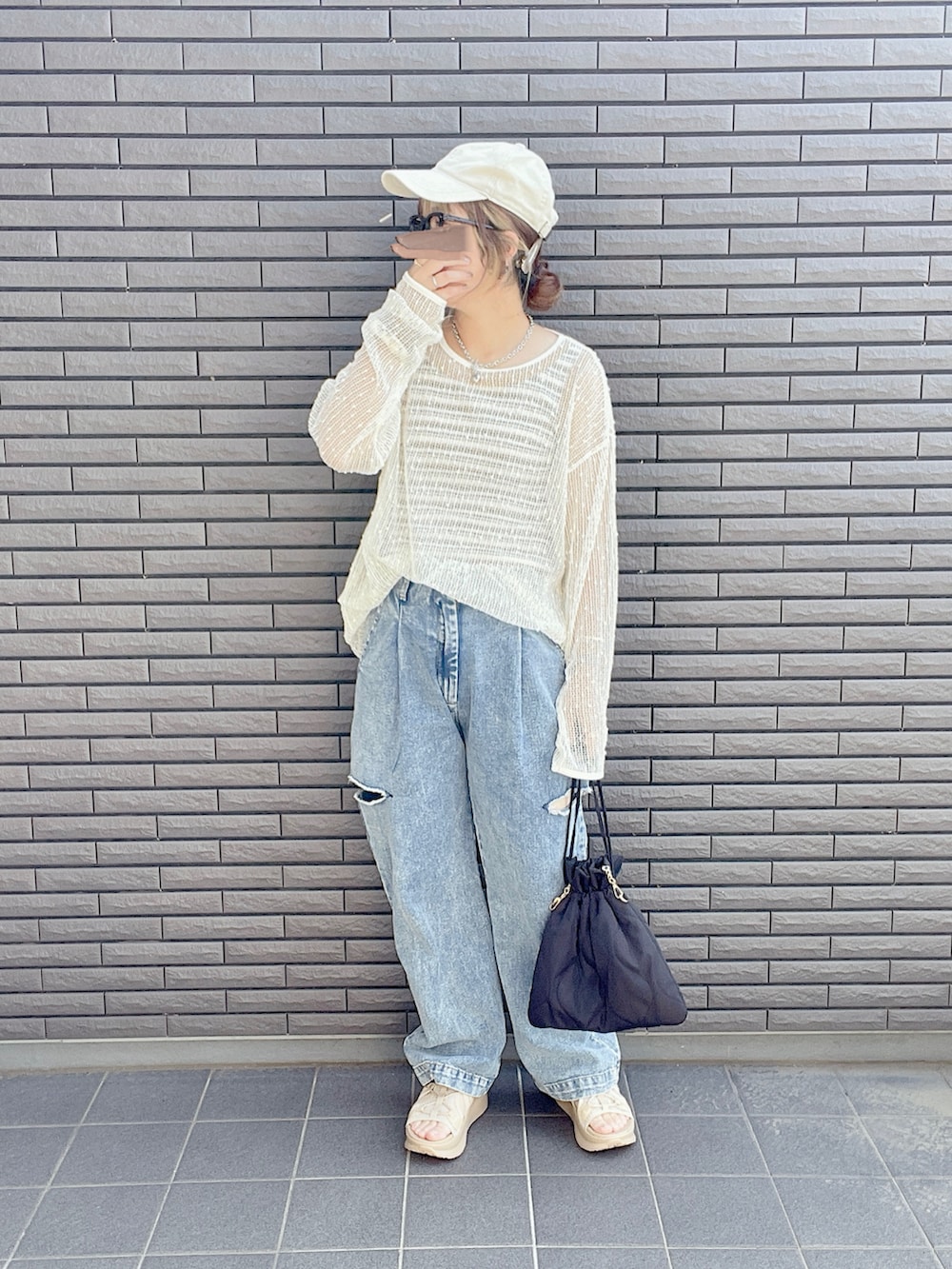 「シンプルコーデ、vivian、サンダル、デニムパンツ、あみあみトップス、しまむら、プチプラ、キャップ、カジュアル、休日スタイル、お出かけコーデ、大人コーデ、カジュアルスタイル、パンツスタイル、レイヤードスタイル」|「VIVIANの厚底メッシュレースアップダッドスポーツサンダル(サンダル、ベージュ系)」を使った、nenekokoさん(レディース・163cm)の夏コーディネートの2枚目の写真