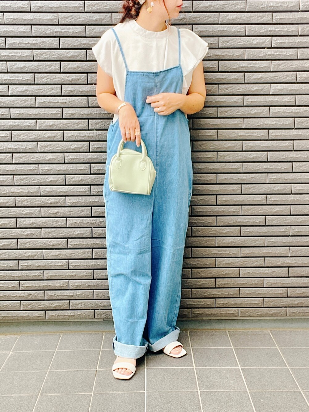 「Lee、leejapan、サロペット、オーバーオール、シンプルコーデ、clarks、夏コーデ、ミニバッグ、ブラウス、大人カジュアル、カジュアルコーデ、休日スタイル、ゆるコーデ、ラフコーデ、サンダル」|「Leeのキャミソールサロペット(サロペット/オーバーオール、ブルー系)」を使った、nenekokoさん(レディース・163cm)の夏コーディネートの2枚目の写真