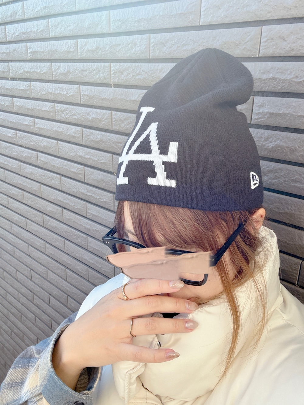 ブラック系のブーツ、ホワイト系のベスト、グレー系のスウェットパンツを着用したレディースの秋コーディネートの5枚目の写真