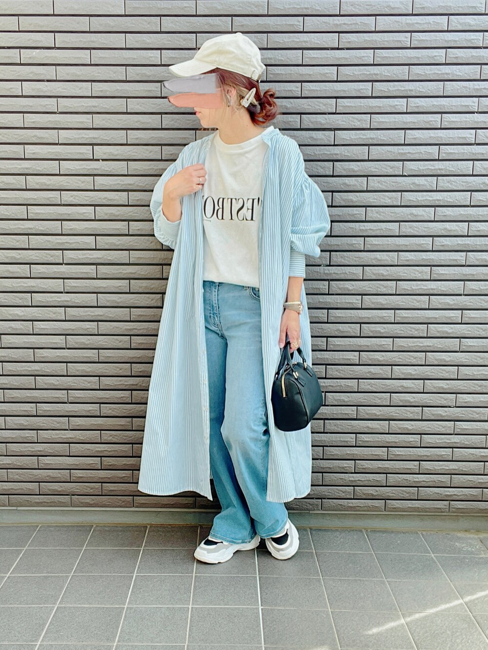 「エドウィン、EDWIN、edwinjapan、デニムパンツ、フレアパンツ、春コーデ、シャツワンピ、キャップ、ボストンバッグ、スニーカー、カジュアルコーデ、休日スタイル、公園スタイル、大人カジュアル、ロンT」｜「EDWINのessentials ストレッチフレアデニムパンツ（デニムパンツ、ブルー系）」を使った、nenekokoさん（レディース・163cm）の春コーディネートの3枚目の写真