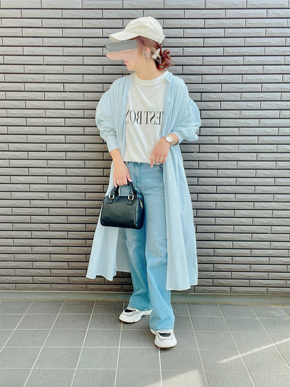 「エドウィン、EDWIN、edwinjapan、デニムパンツ、フレアパンツ、春コーデ、シャツワンピ、キャップ、ボストンバッグ、スニーカー、カジュアルコーデ、休日スタイル、公園スタイル、大人カジュアル、ロンT」｜「EDWINのessentials ストレッチフレアデニムパンツ（デニムパンツ、ブルー系）」を使った、nenekokoさん（レディース・163cm）の春コーディネートの2枚目の写真