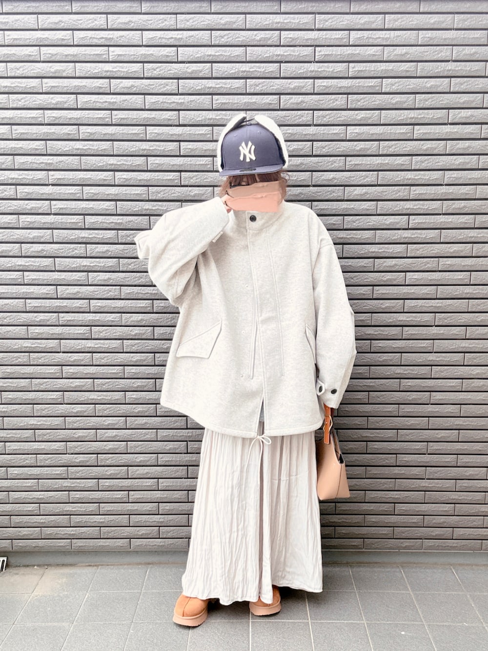 ブラウン系のショルダーバッグ、ホワイト系のモッズコート、ホワイト系のその他パンツを着用したレディースの秋コーディネートの2枚目の写真