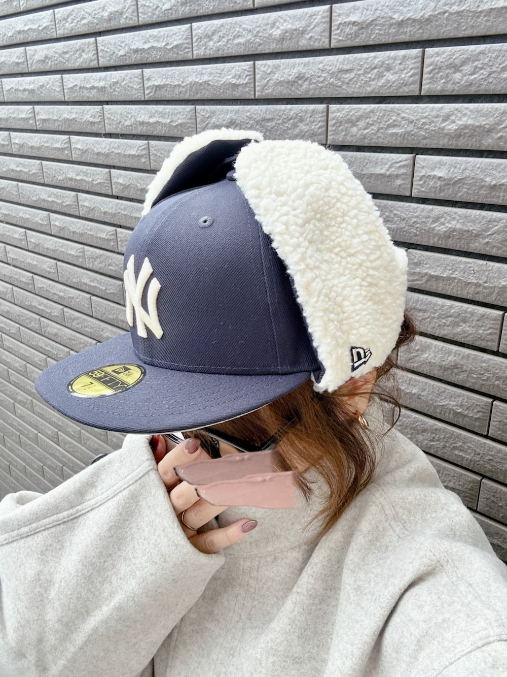 ブラウン系のショルダーバッグ、ホワイト系のモッズコート、ホワイト系のその他パンツを着用したレディースの秋コーディネートの5枚目の写真