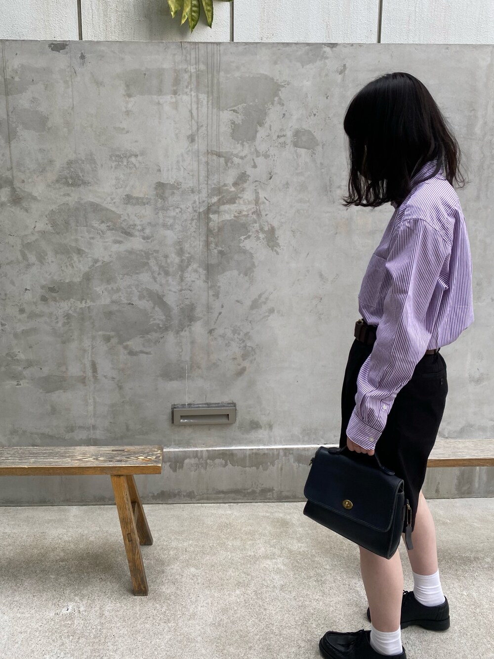 パープル系のシャツ/ブラウス、ブラック系のパンツ、ブラック系のバッグを着用したレディースの春コーディネートの2枚目の写真