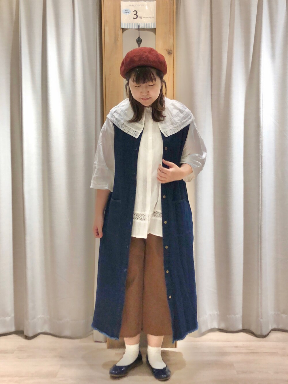 「Samansa Mos2の前後着デニムジャンパースカート（ワンピース、ブルー系）」を使った、たむら  はるかさん（レディース・164cm）の秋コーディネートの2枚目の写真