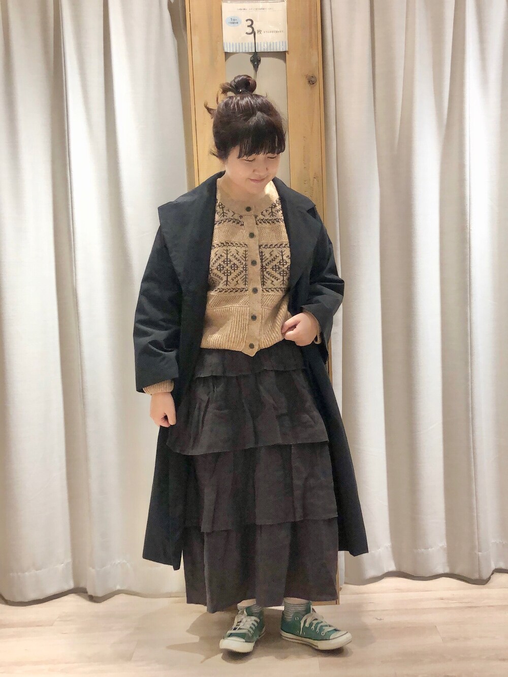 「TSUHARU by Samansa Mos2、秋先取りコーデ、秋のコーデ、ニット、オトナカワイイ、スカートコーデ、オレンジニット」｜「TSUHARU by Samansa Mos2の前後着透かしジャカードニットカーディガン（カーディガン/ボレロ、オレンジ系）」を使った、たむら  はるかさん（レディース・164cm）の夏コーディネートの2枚目の写真