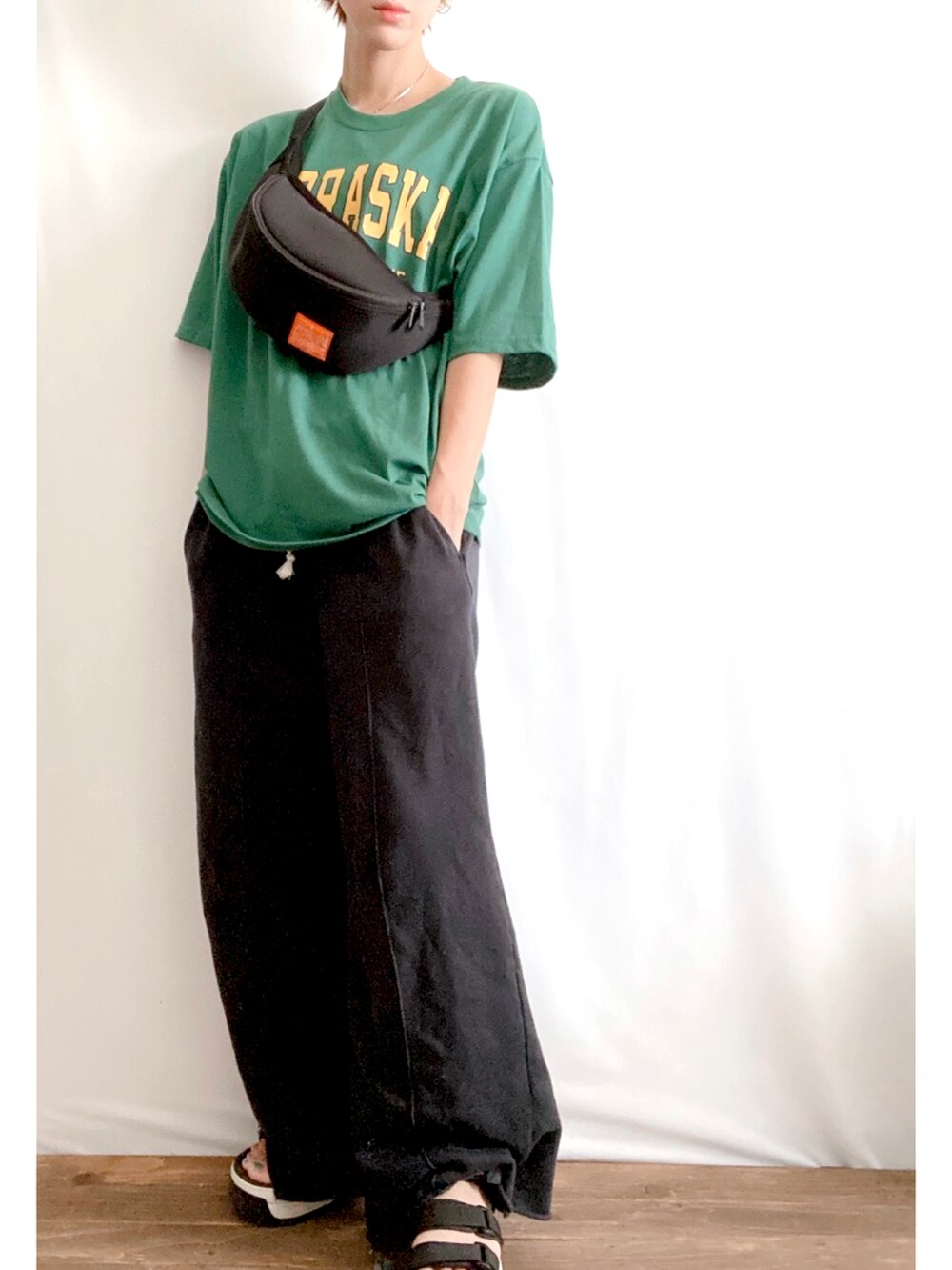 ブラック系のパンツ、ブラック系のボディバッグ/ウエストポーチ、ブラック系のサンダルを着用したレディースの秋コーディネートの2枚目の写真