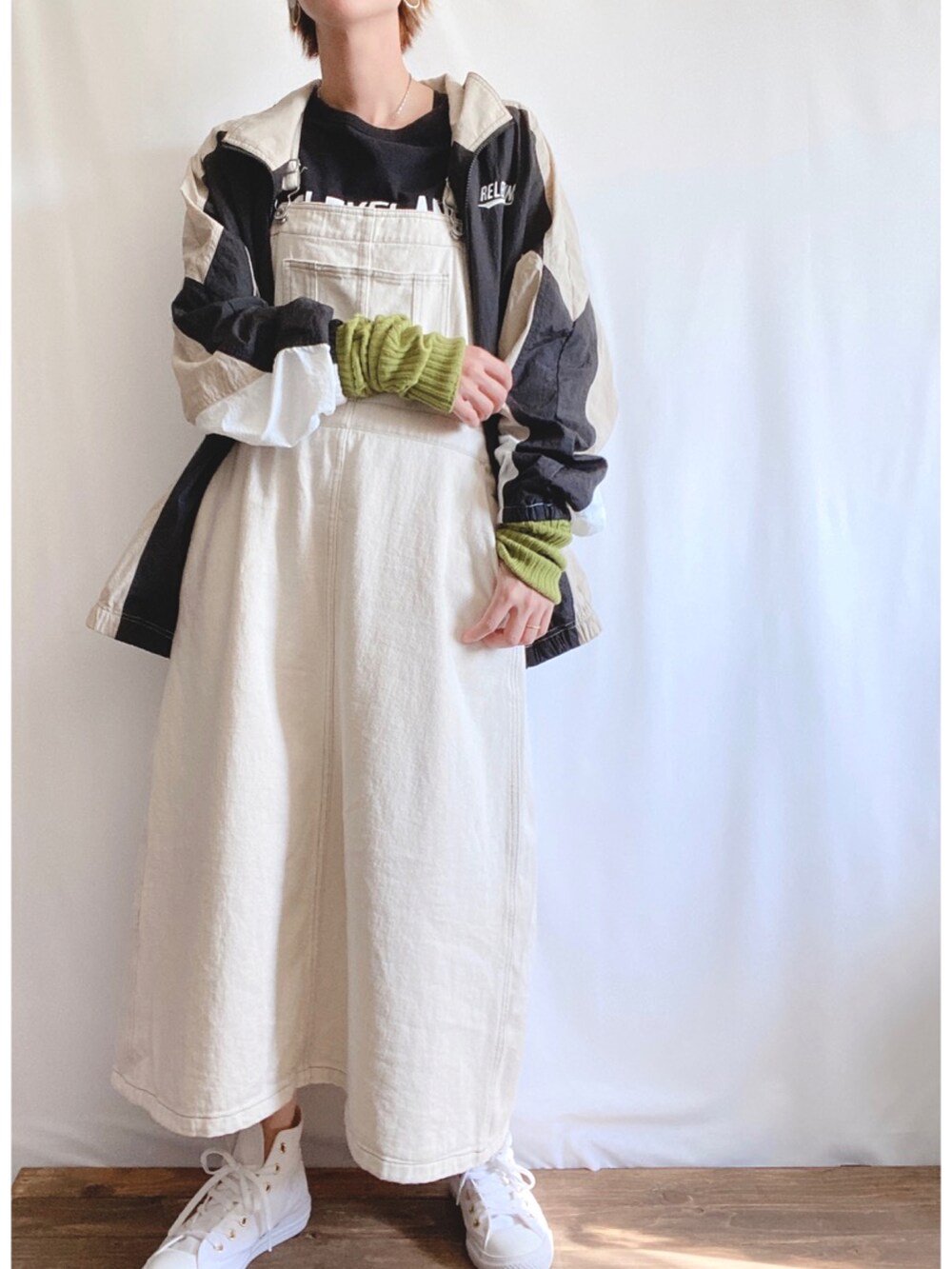 「カジュアルコーデ、ゆるコーデ、秋服準備はじめました、おしゃれさんと繋がりたい、差し色、スニーカーコーデ、ショートヘア、ロゴT、ジャンスカ、converse、アームウォーマー、アームカバー、チャンピオン」｜「INGNIのブロッキングナイロンブルゾン（ブルゾン、ベージュ系）」を使った、msmさん（レディース・163cm）の秋コーディネートの2枚目の写真