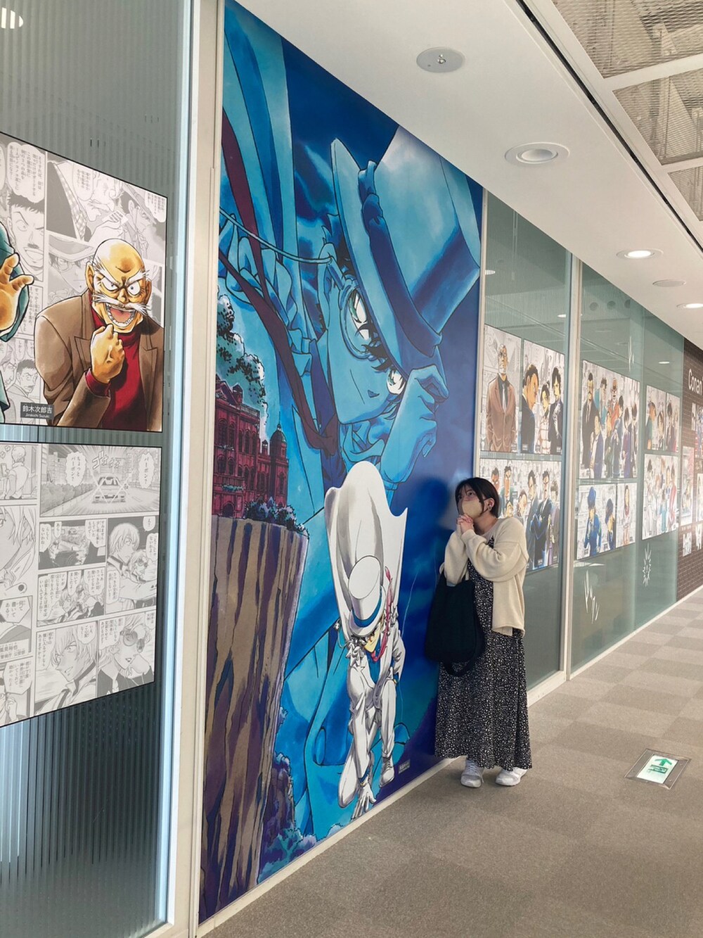 ホワイト系のカーディガン/ボレロ、ベージュ系のTシャツ/カットソー、ブラック系のワンピースを着用したレディースの春コーディネートの4枚目の写真