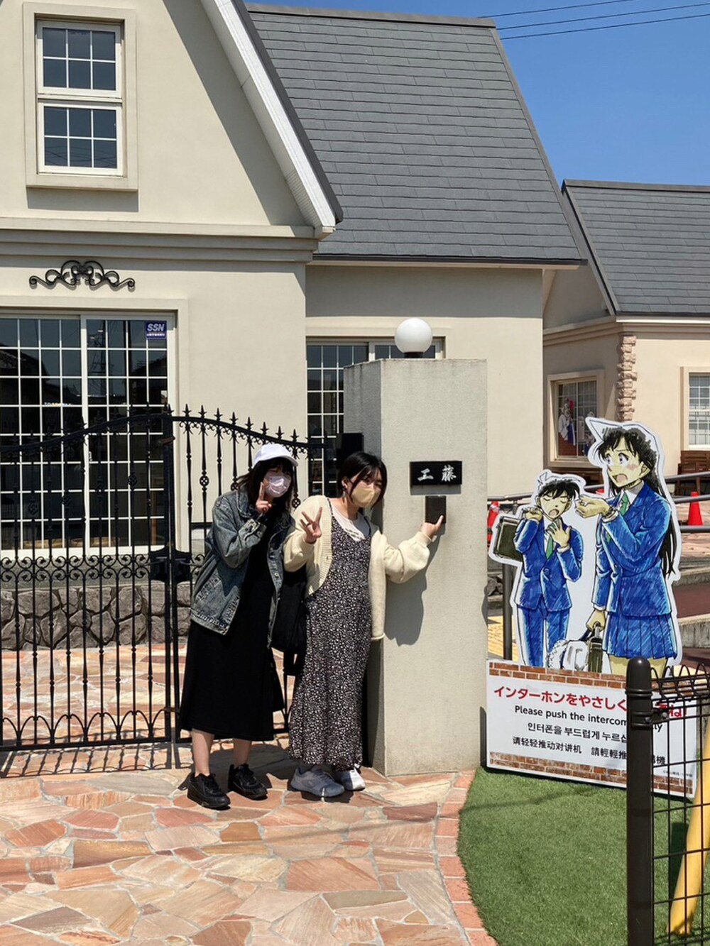 ホワイト系のカーディガン/ボレロ、ベージュ系のTシャツ/カットソー、ブラック系のワンピースを着用したレディースの春コーディネートの3枚目の写真