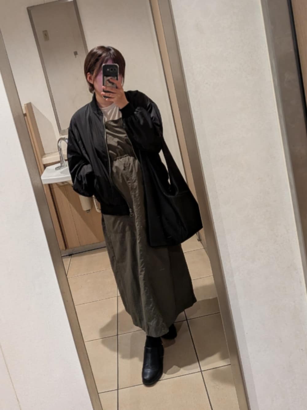 ブラック系のMA-1、ホワイト系のTシャツ/カットソーを着用したレディースの春コーディネートの2枚目の写真