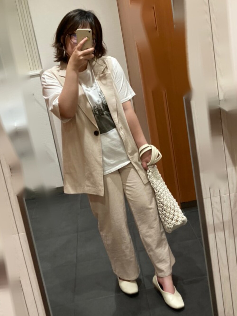 ホワイト系のTシャツ/カットソー、ホワイト系のショルダーバッグ、ベージュ系のその他シューズを着用したレディースの夏コーディネートの2枚目の写真