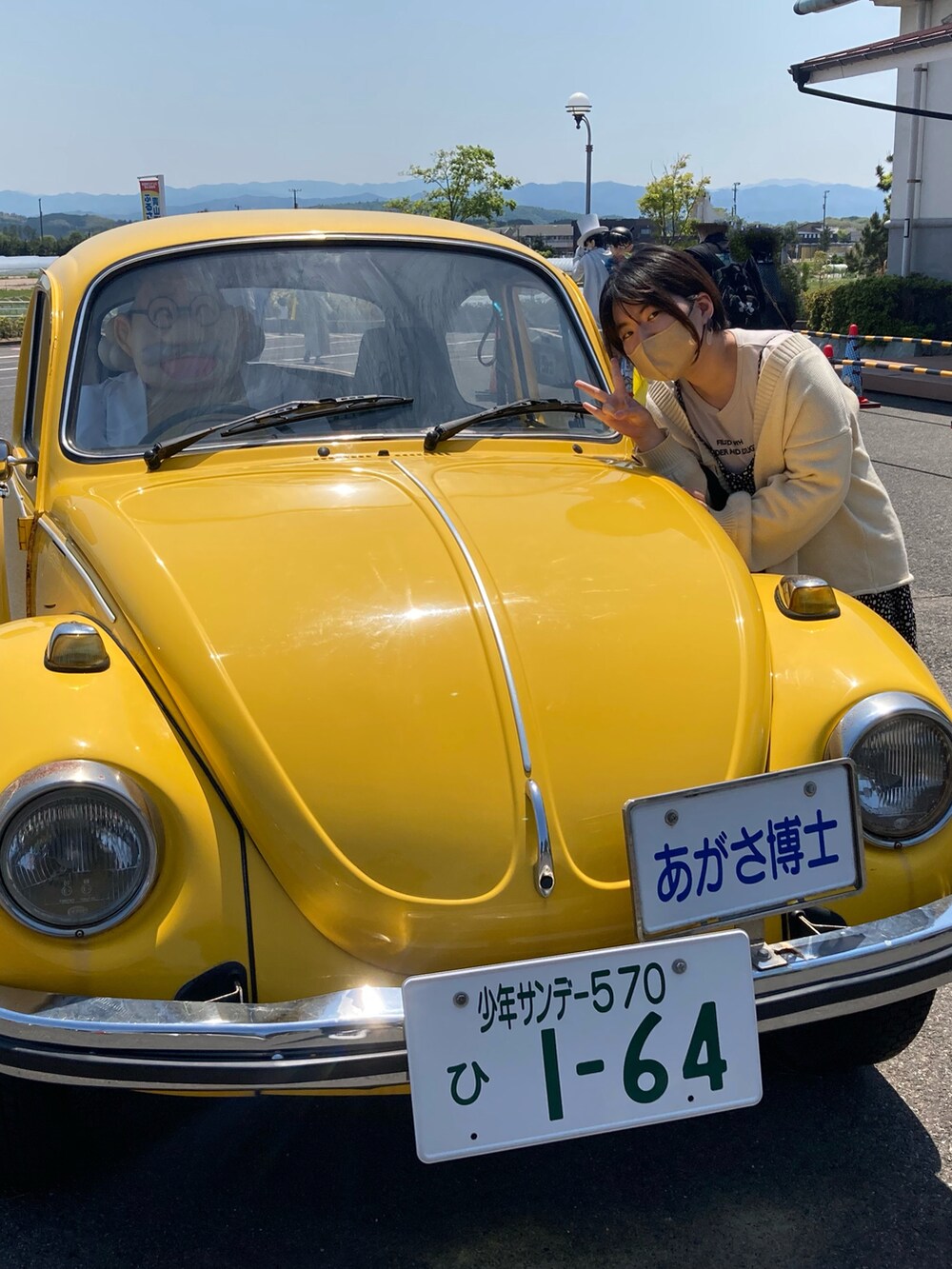 ホワイト系のカーディガン/ボレロ、ベージュ系のTシャツ/カットソー、ブラック系のワンピースを着用したレディースの春コーディネートの5枚目の写真