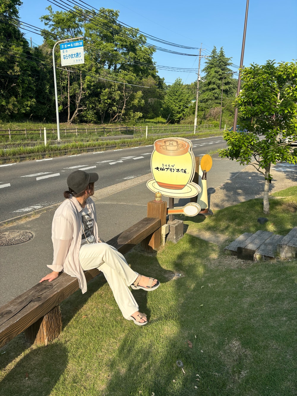 ホワイト系のその他パンツを着用したレディースの秋コーディネートの4枚目の写真