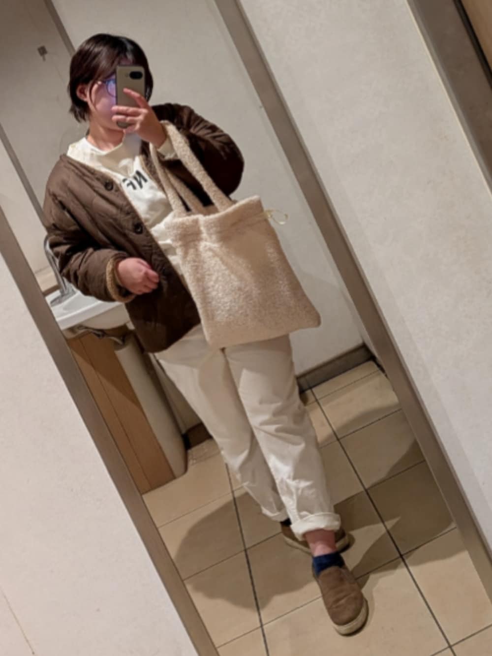 ベージュ系のその他アウター、ホワイト系のスウェット、ホワイト系のデニムパンツを着用したレディースの冬コーディネートの2枚目の写真