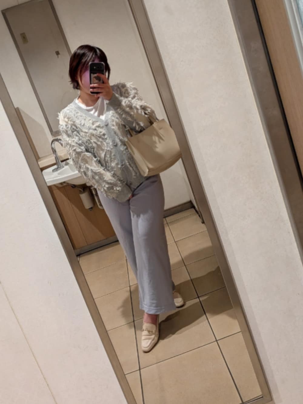 ブルー系のカーディガン/ボレロ、ホワイト系のスウェット、ブルー系のパンツを着用したレディースの春コーディネートの2枚目の写真