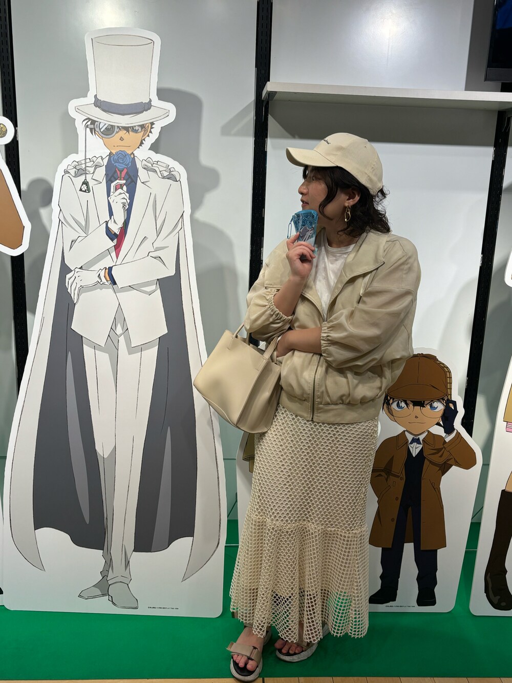 ベージュ系のブルゾンを着用したレディースの夏コーディネートの4枚目の写真