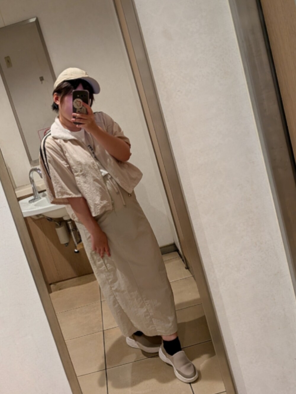 ベージュ系のジャケット/アウター、ホワイト系のタンクトップ、ベージュ系のスカートを着用したレディースの夏コーディネートの2枚目の写真
