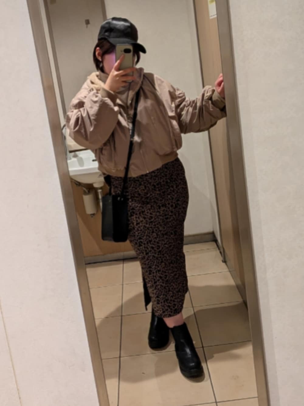 ベージュ系のその他トップス、ブラウン系のブーツ、ブラック系のショルダーバッグを着用したレディースの冬コーディネートの2枚目の写真