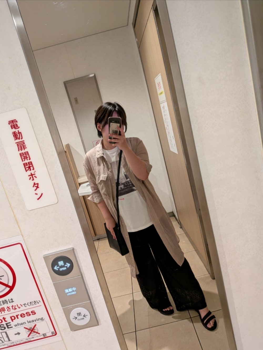 ベージュ系のシャツ/ブラウス、ブラック系のパンツ、ホワイト系のタンクトップを着用したレディースの夏コーディネートの2枚目の写真