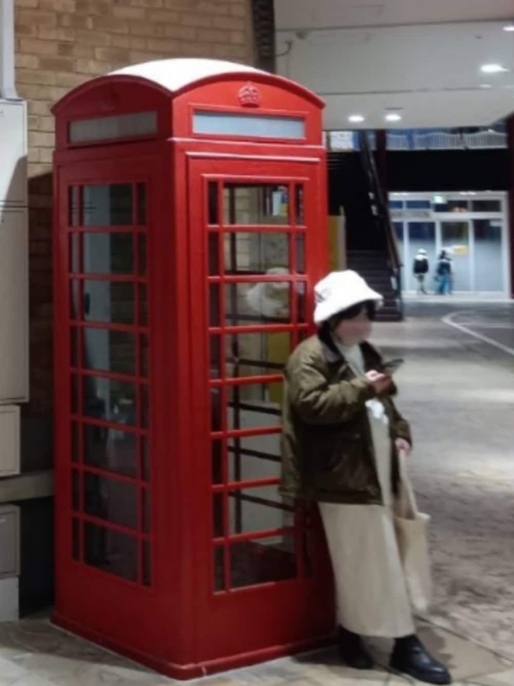 グリーン系のジャケット/アウター、ホワイト系のスカート、ホワイト系のショルダーバッグを着用したレディースの冬コーディネートの2枚目の写真