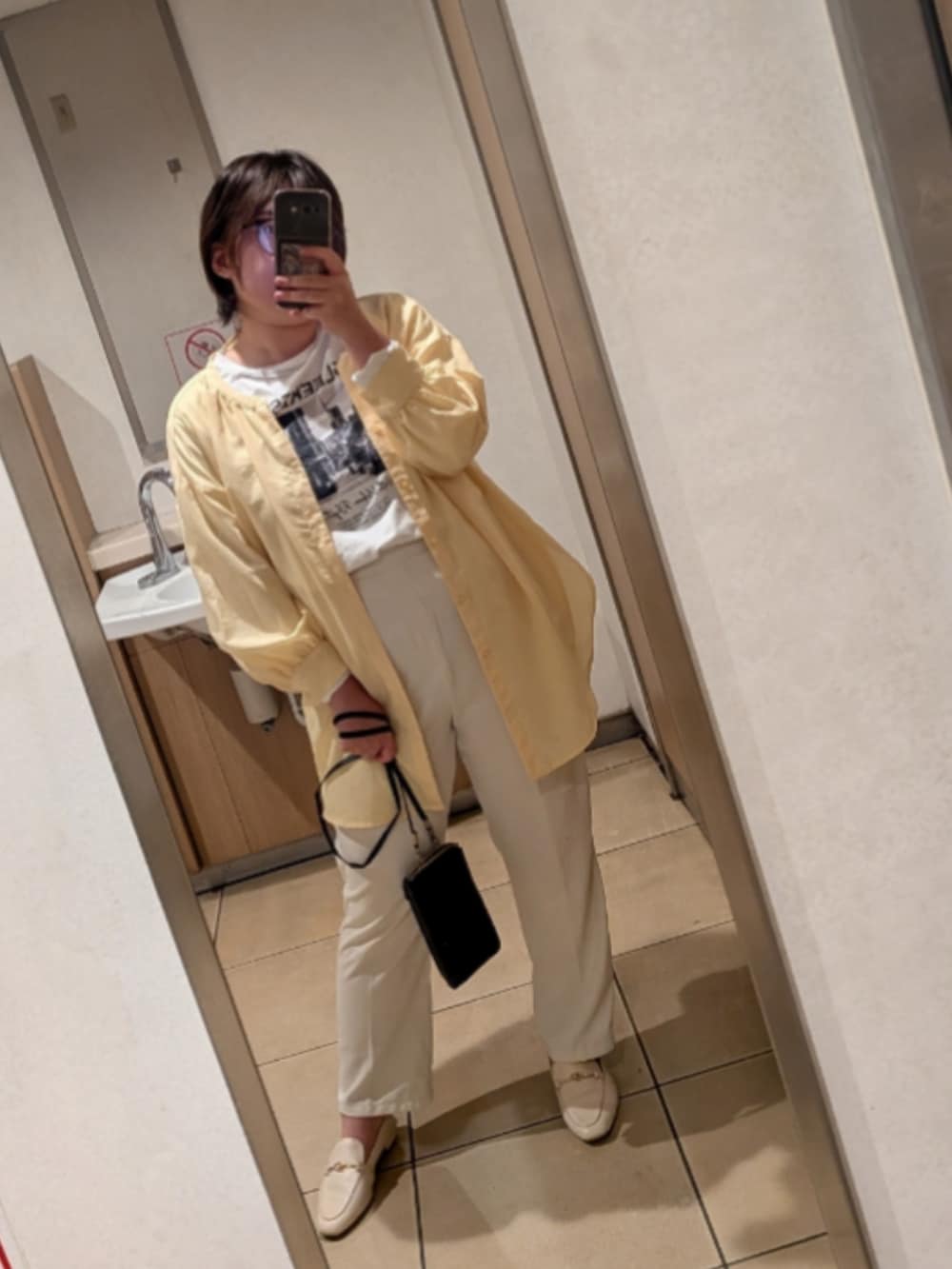 イエロー系のシャツ/ブラウス、ホワイト系のTシャツ/カットソー、ホワイト系のその他パンツを着用したレディースの春コーディネートの2枚目の写真