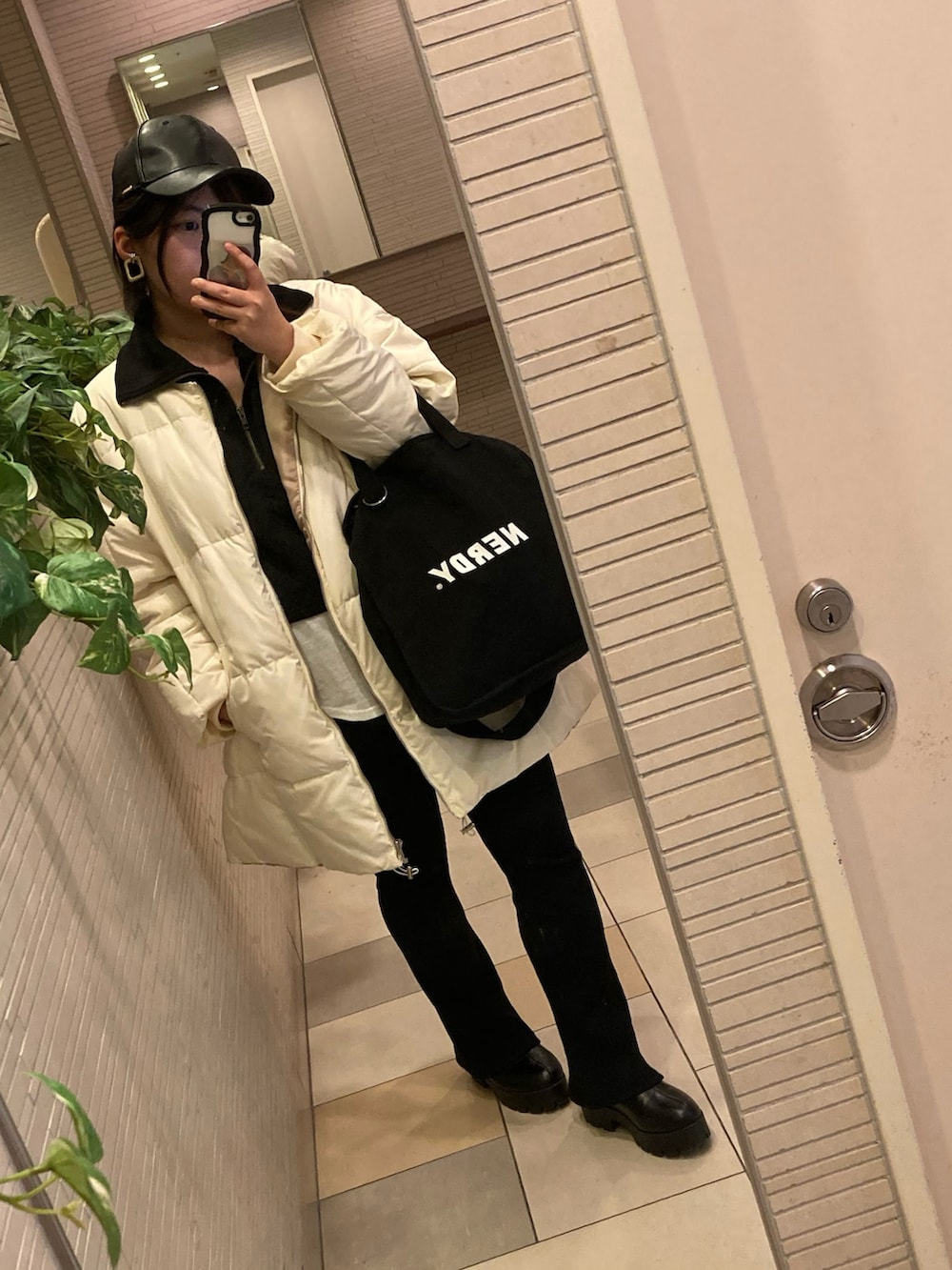 ブラック系のその他トップスを着用したレディースの春コーディネートの2枚目の写真