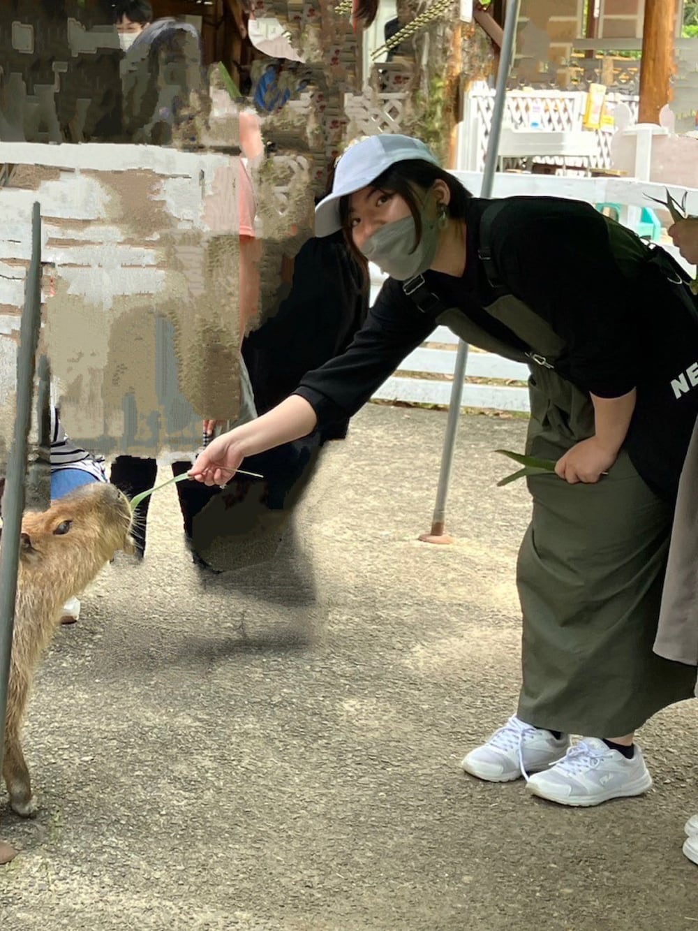 ブラック系のトートバッグ、ホワイト系のキャップ、ホワイト系のその他を着用したレディースの春コーディネートの4枚目の写真