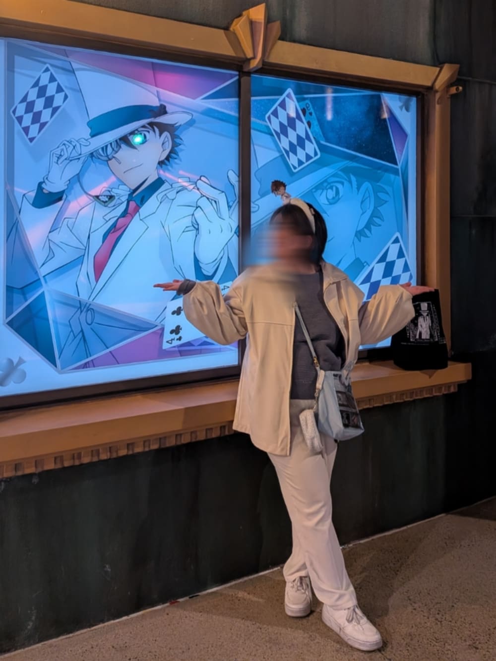 ホワイト系のブルゾン、ホワイト系のその他パンツを着用したレディースの春コーディネートの2枚目の写真