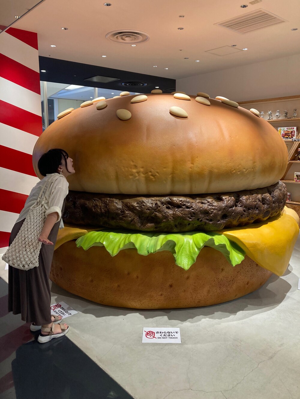 ベージュ系のシャツ/ブラウス、ホワイト系のショルダーバッグ、ブラウン系のサンダルを着用したレディースの秋コーディネートの2枚目の写真