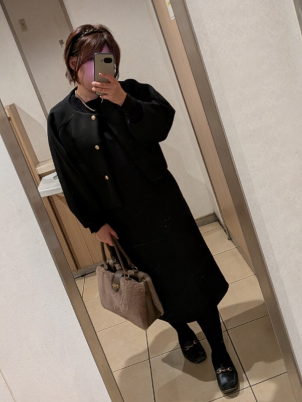 ブラウン系のその他アウター、ブラック系のローファー、ブラック系のカーディガン/ボレロを着用したレディースの冬コーディネートの3枚目の写真