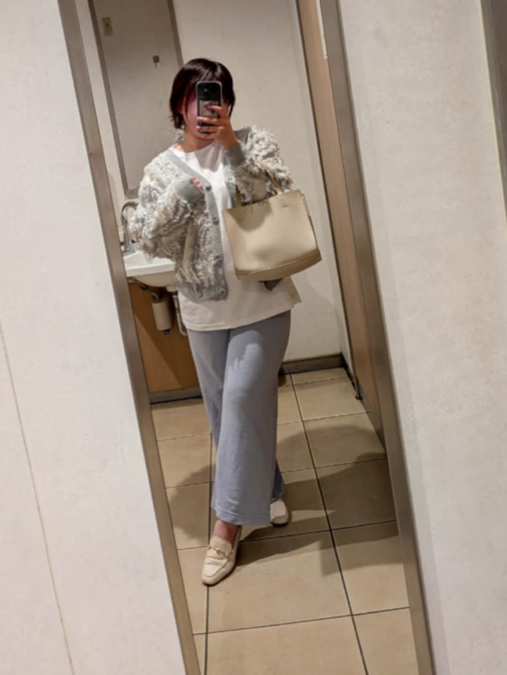 ブルー系のカーディガン/ボレロ、ホワイト系のスウェット、ブルー系のパンツを着用したレディースの春コーディネートの3枚目の写真