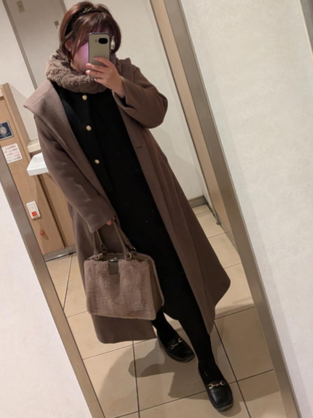 ブラウン系のその他アウター、ブラック系のローファー、ブラック系のカーディガン/ボレロを着用したレディースの冬コーディネートの2枚目の写真