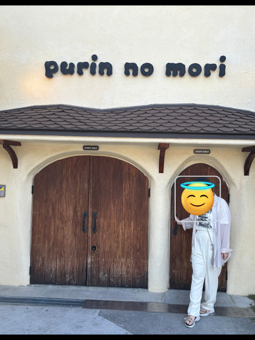 ホワイト系のその他パンツを着用したレディースの秋コーディネートの2枚目の写真