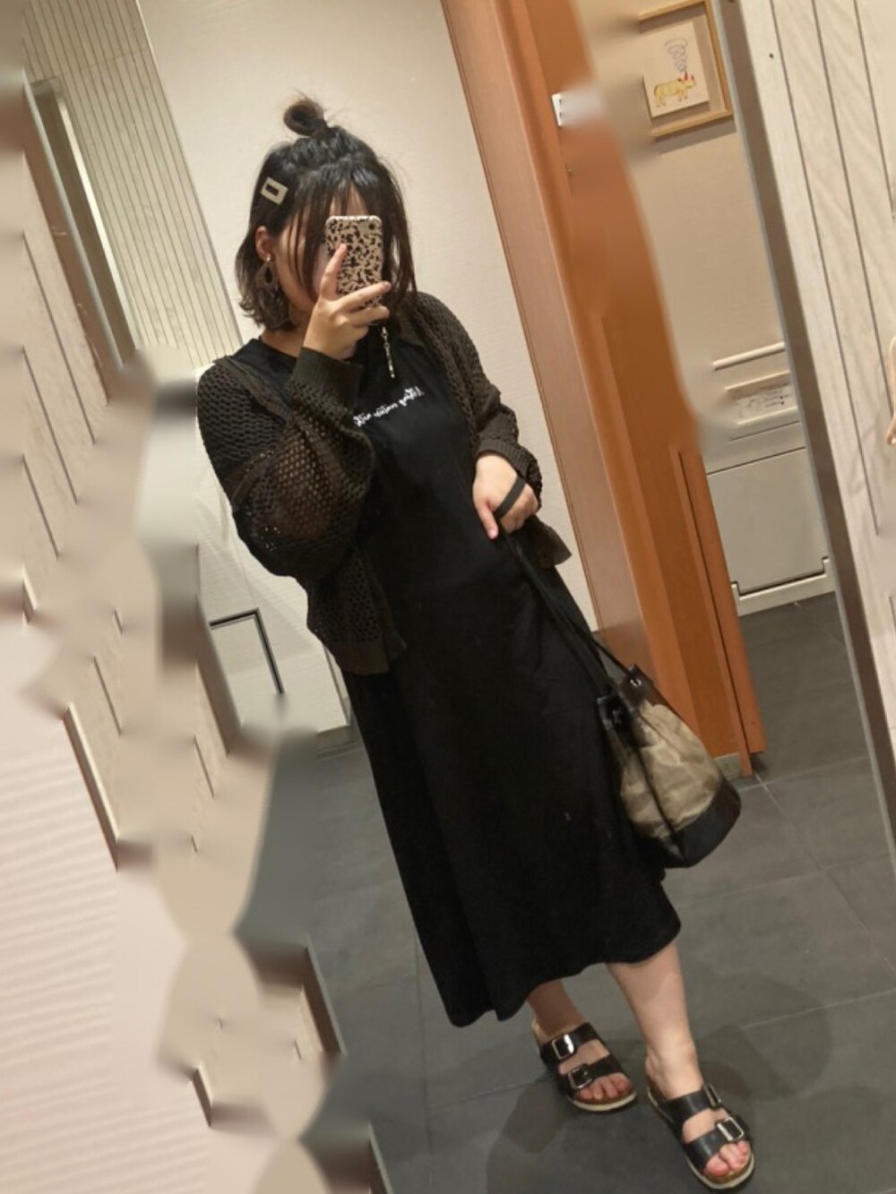 ブラウン系のカーディガン/ボレロ、ブラック系のワンピース、ブラック系のショルダーバッグを着用したレディースの夏コーディネートの3枚目の写真