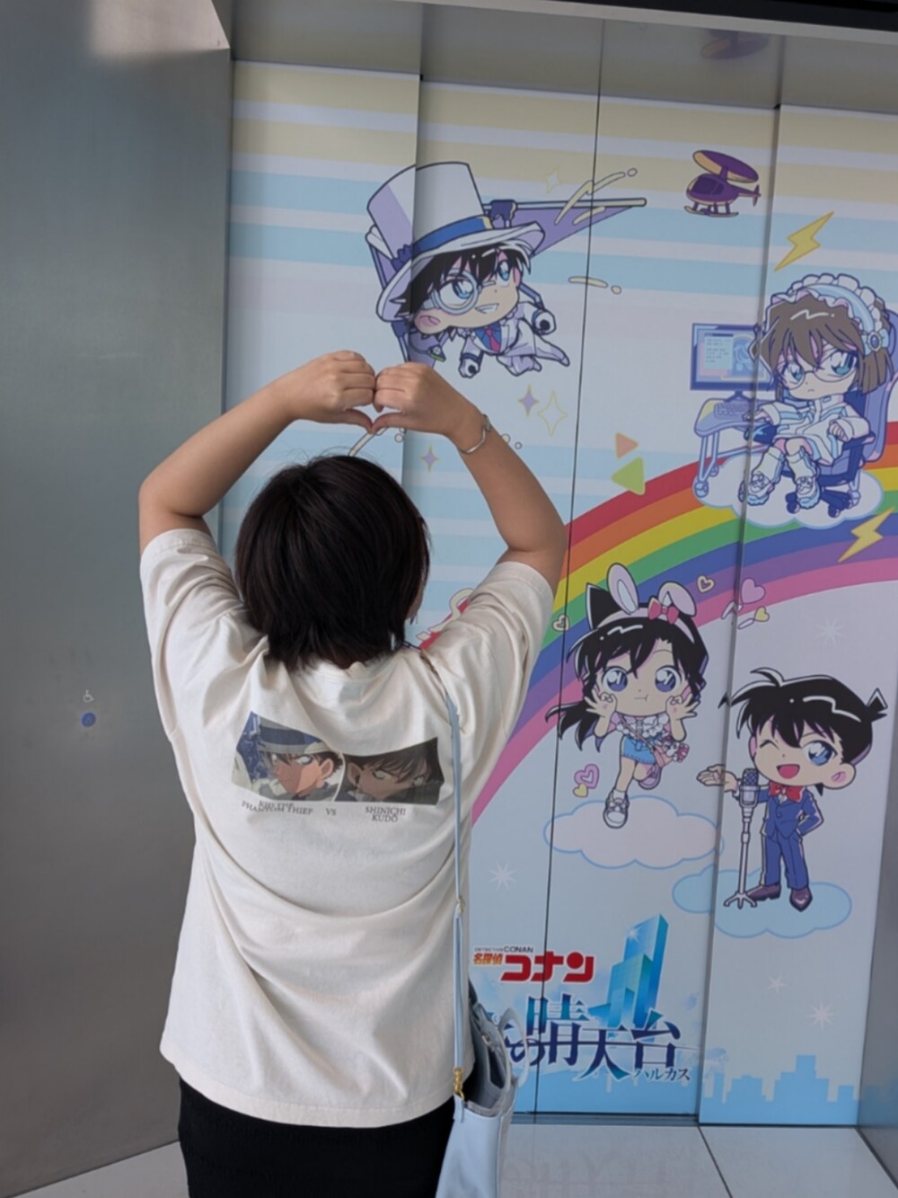 ブラック系のサンダルを着用したレディースの夏コーディネートの3枚目の写真