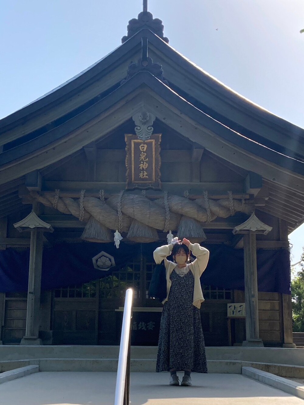 ホワイト系のカーディガン/ボレロ、ベージュ系のTシャツ/カットソー、ブラック系のワンピースを着用したレディースの春コーディネートの2枚目の写真