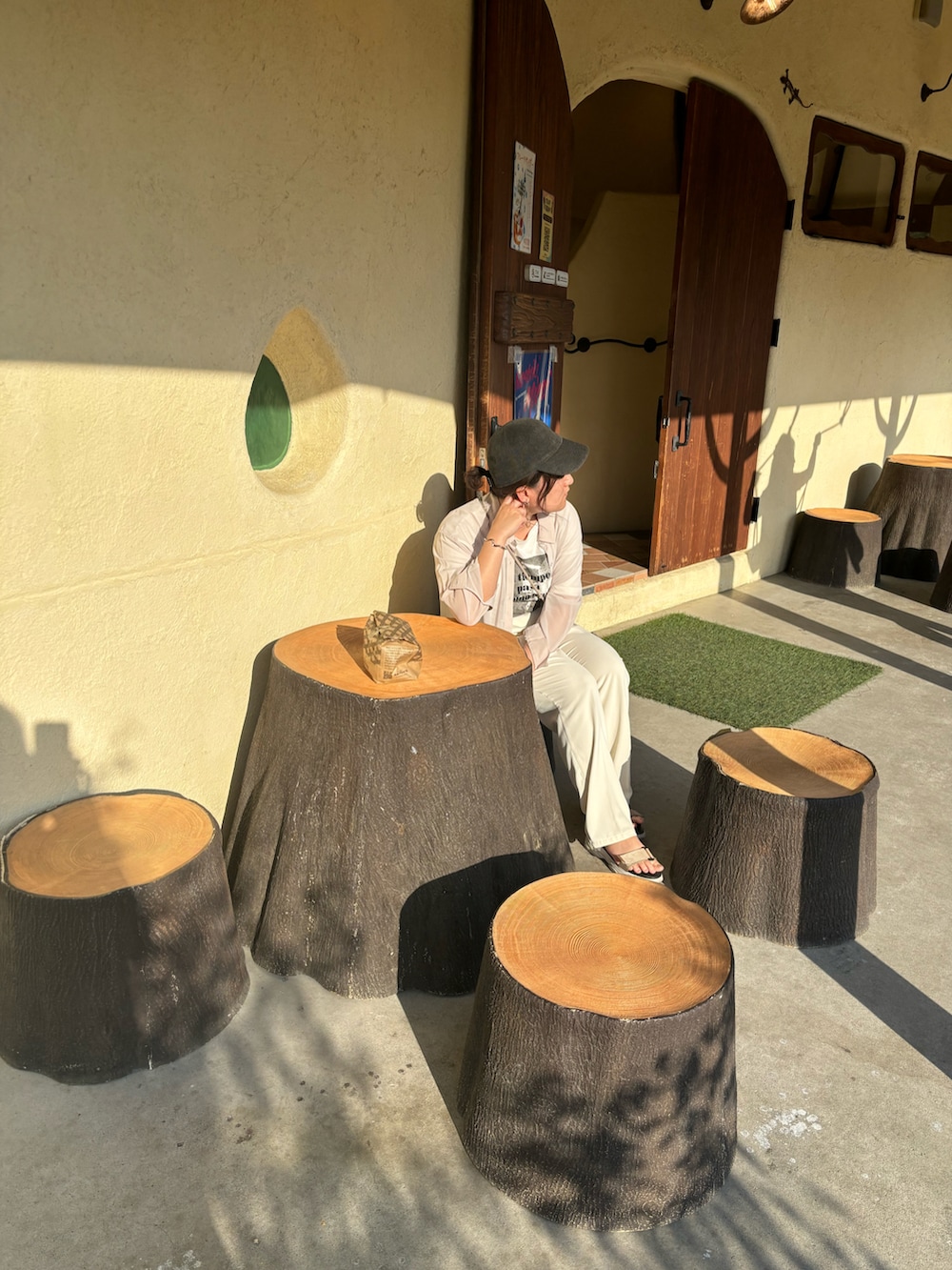 ホワイト系のその他パンツを着用したレディースの秋コーディネートの3枚目の写真