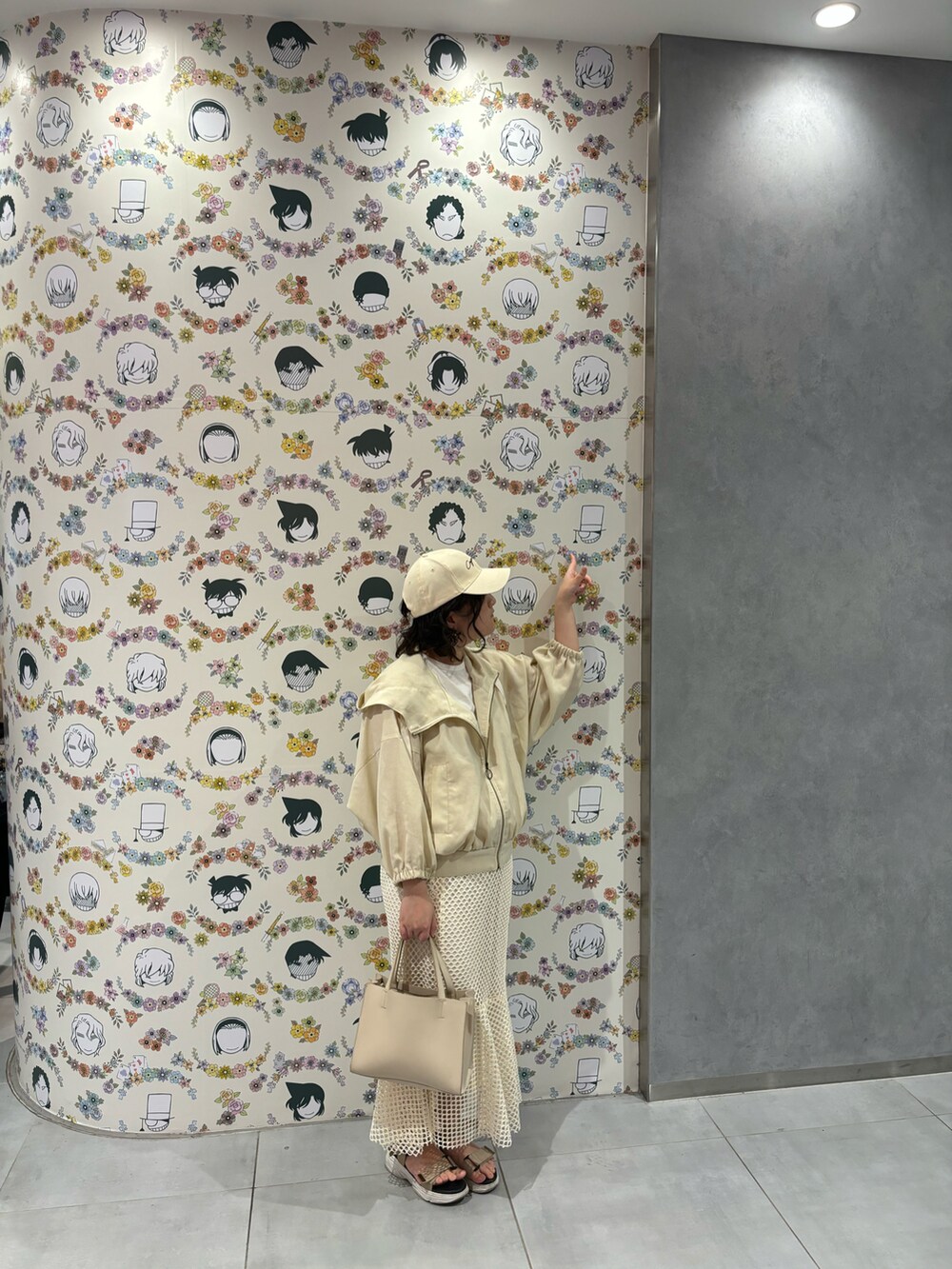 ベージュ系のブルゾンを着用したレディースの夏コーディネートの3枚目の写真