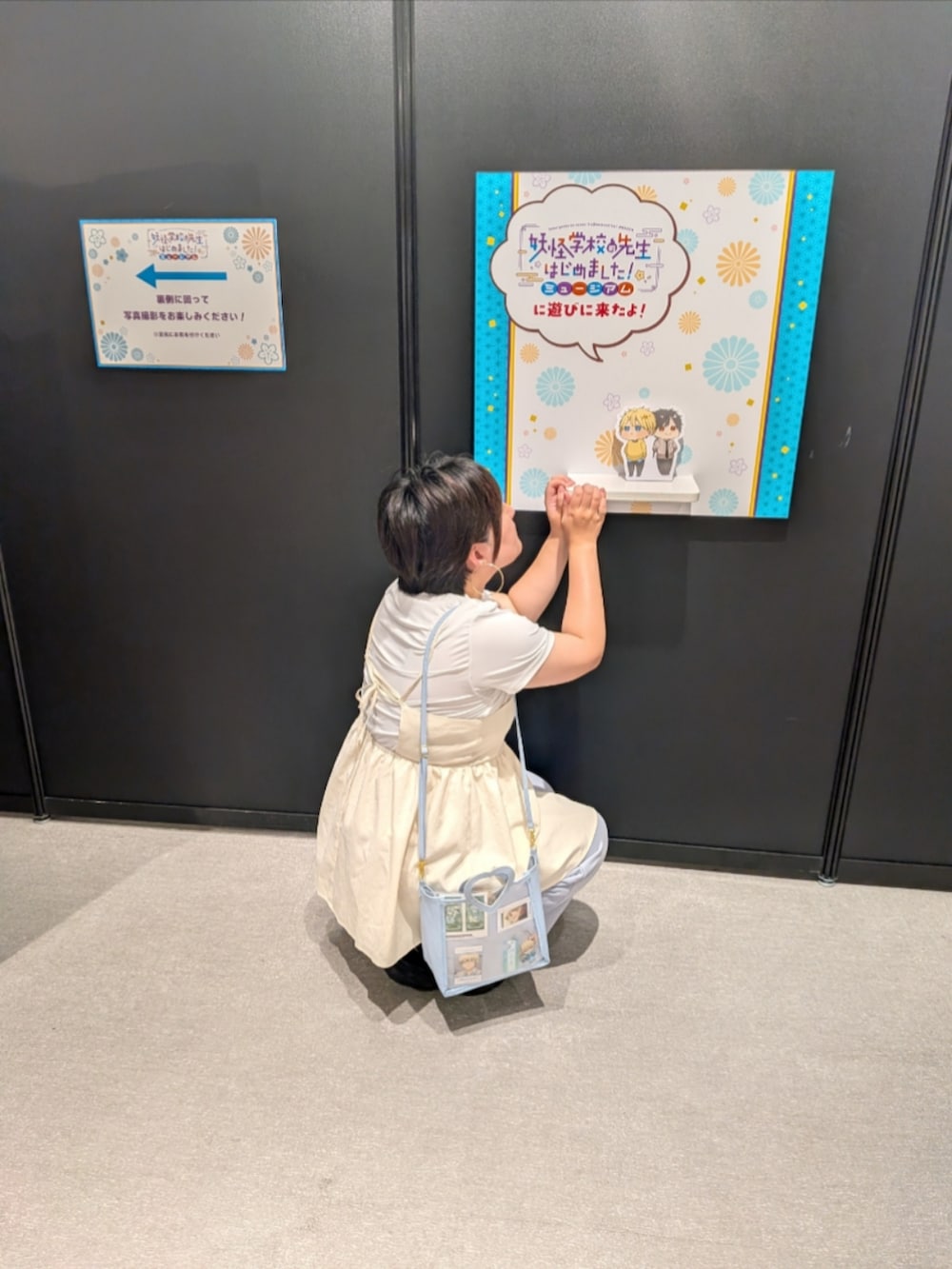 ホワイト系のキャミソール、ブルー系のパンツ、ブラック系のサンダルを着用したレディースの夏コーディネートの4枚目の写真