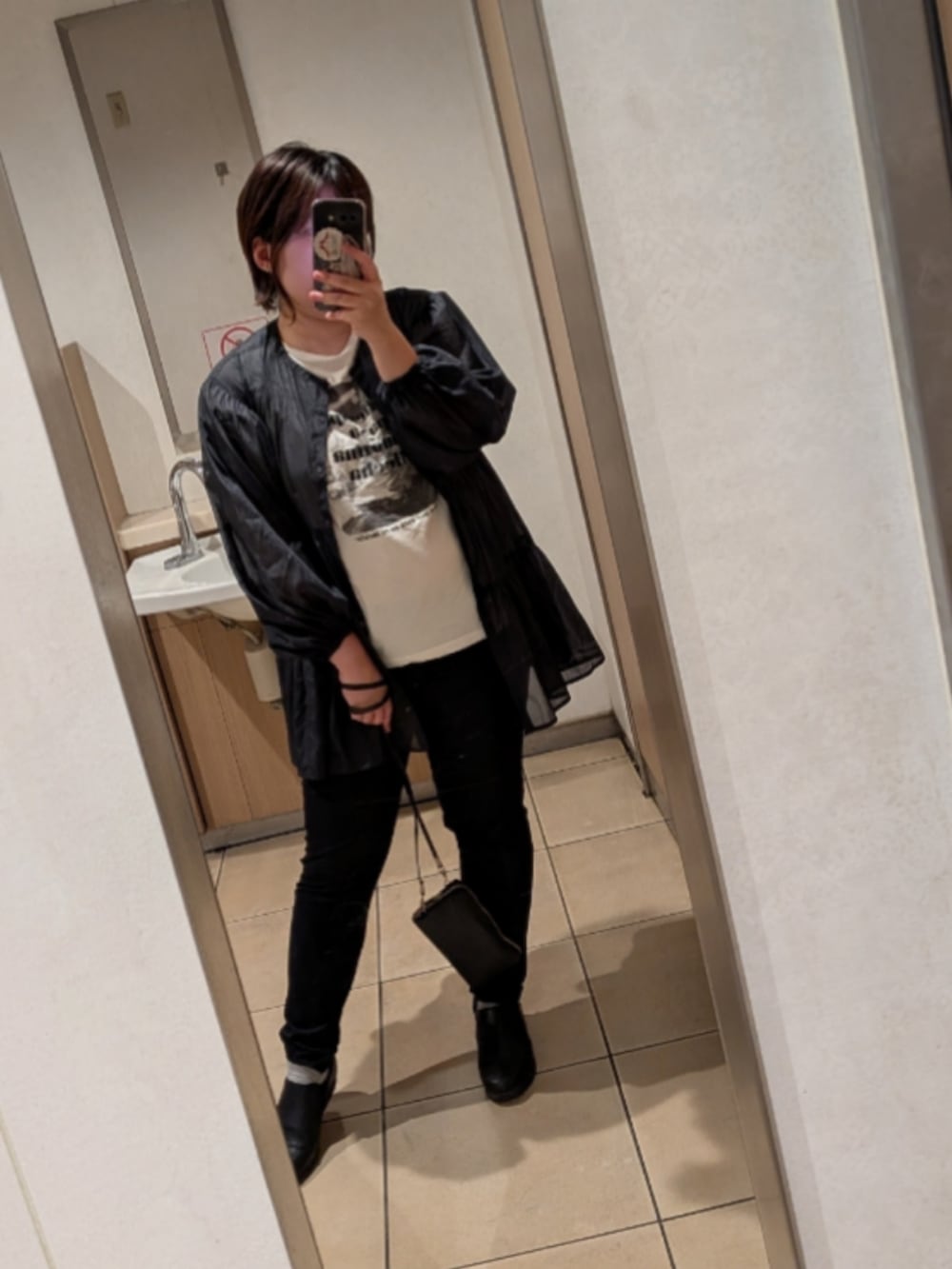 ブラック系のシャツ/ブラウス、ホワイト系のTシャツ/カットソーを着用したレディースの春コーディネートの2枚目の写真