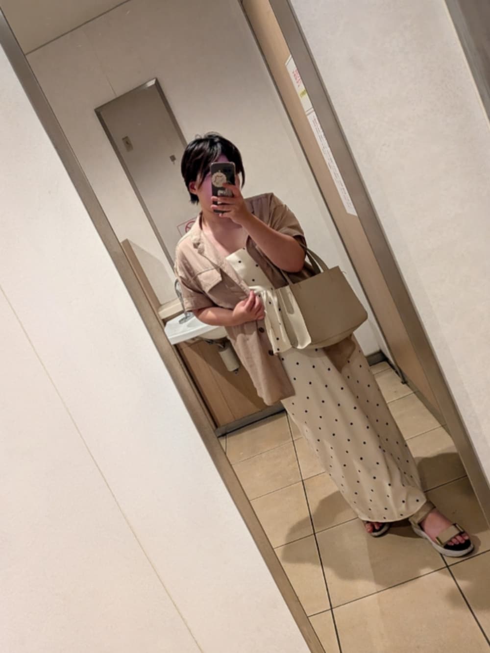 ホワイト系のワンピース、ベージュ系のショルダーバッグ、ベージュ系のサンダルを着用したレディースの夏コーディネートの2枚目の写真