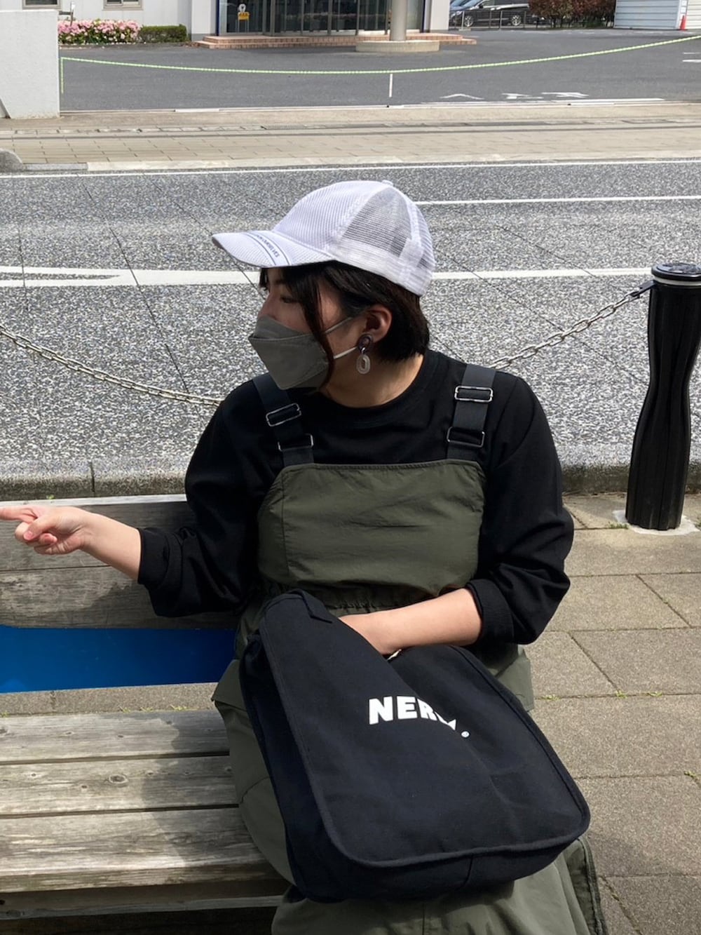 ブラック系のトートバッグ、ホワイト系のキャップ、ホワイト系のその他を着用したレディースの春コーディネートの3枚目の写真