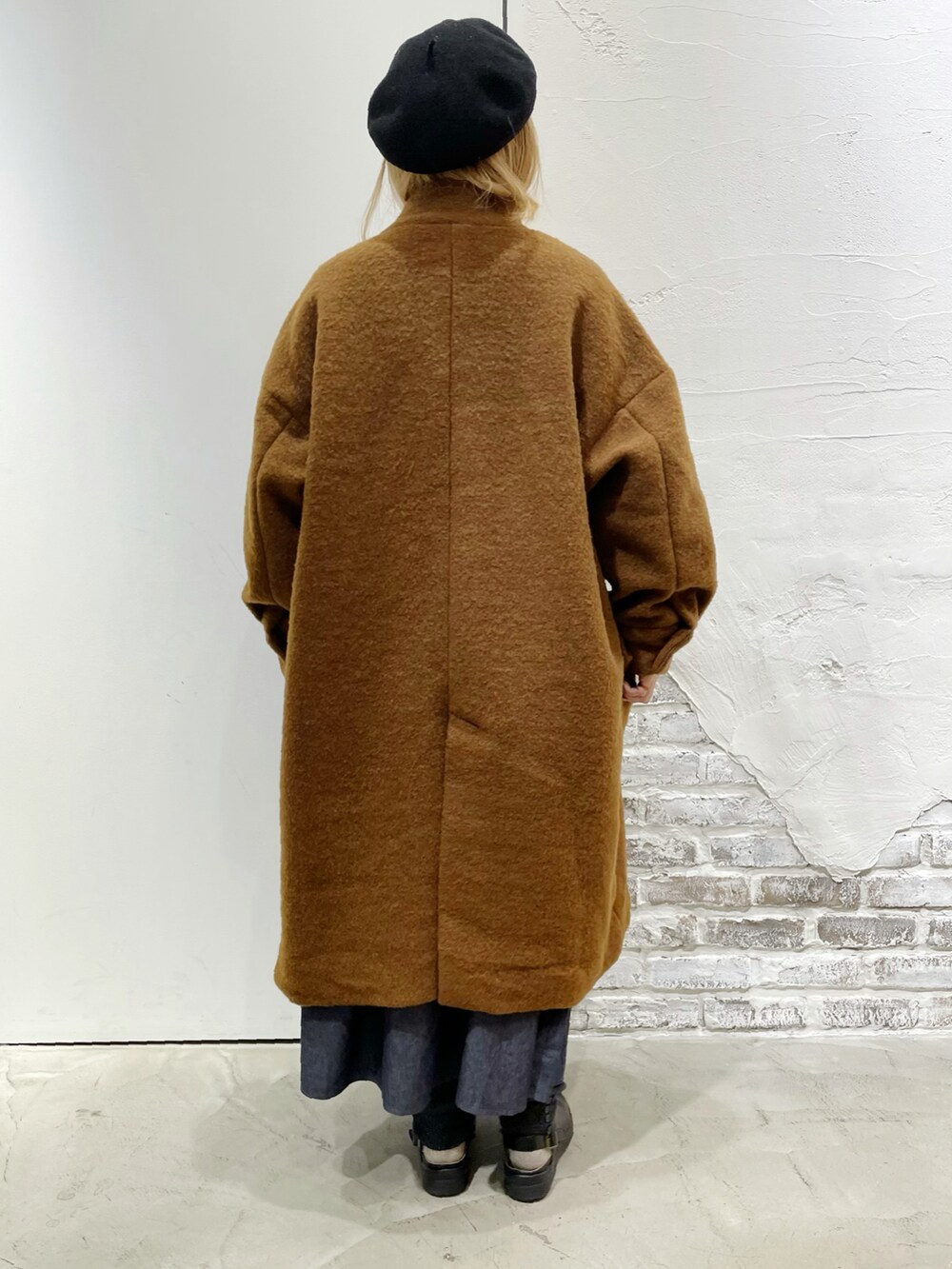 「ベレー帽、SM2、ロングコート、シャツワンピ、ロングワンピース、シンプルコーデ、あったかコーデ、サマンサ モスモス(Samansa Mos2)、sm2rhythm」｜「sm2rhythmのデニムシャツワンピース（シャツワンピース、ブルー系）」を使った、ささき｟名古屋/イオンモール大高｠さん（レディース・152cm）の冬コーディネートの3枚目の写真